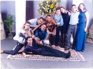 Festa de demonstração da empresa de formatura com os amigos da faculdade. (Esq. Dir.) Henri (deitado); Rafão; Maurício (picanha); Marcelo; Dani; Marcos; Rafinha; Janaina; Paulinho e Dani Roma