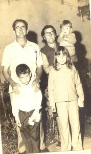 Aos 5 anos na festa em São Miguel Paulista com os parentes. (Esq. Dir.) Em cima: Santo (pai); Jandira (mãe); criança não identificada. Em baixo: Marcos; Neide (irmã)