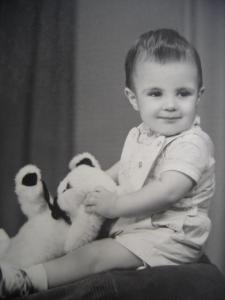 Marcelo pequenino segurando seu ursinho.