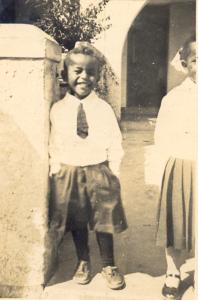 Marcos em frente da casa da avó materna com 4 anos de idade.