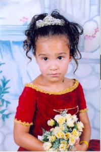 Fotografia feita quando pai e filha passeavam pela rua. O fotógrafo presenteava a criança que quisesse ser fotografada com uma bola. Coincidentemente estava vestida de princesa.