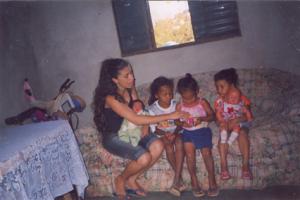 Rita visita José Raimundo em casa, quando Ytalo era recém-nascido. A Natalia (última da esquerda para direita) também foi visitar o primo.