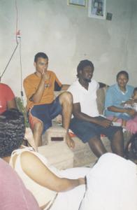 Reunião familiar no Ano Novo. Apesar da chuva e do caminho de terra, os convidados foram até a casa de José Raimundo.