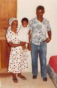 Rita (mãe), Mafuane (filho) e Geraldo (pai) no aniversário de Mafuane, de José Adão