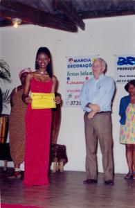 Mafuane  recebe premiação como beleza negra