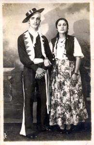 Pai e Mãe de Edson Sespede, Sebastião e Arminda, fotografam fantasiado para o carnaval de rua dos anos 40. A festividade acontecia na Rua Rangel Pestana e Celso Garcia em São Paulo