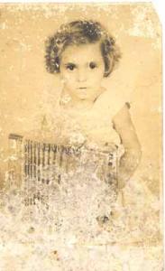 Maria do Socorro com uma sanfona na mão. A foto foi tirada pois o sonho de seu pai era que a mesma fosse musicista.