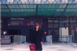 Maria do Socorro em frente ao Museu de Orsay