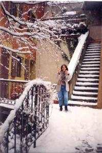 Brincando com a neve na casa de sua irmã na Suiça