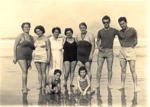 Família na praia do Gonzaga, em Santos. Esq.-dir.: Marina, Ruth, Mariquinha (tias de norma), Nair (sogra), Aida (mãe), Brasílio (irmão de Norma), Augusto, Antônio (primos de Norma) e Luiza (irmã).