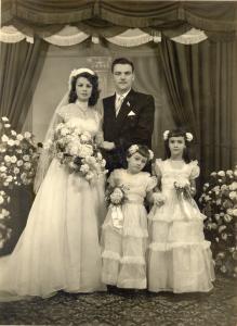 Casamento de Oswaldo e Norma na Paróquia São João Maria Vianney. Esq.-dir.: Norma, Oswaldo, Luiza e Vera.