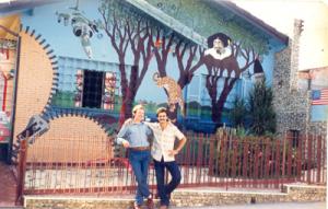 Foto com professor da faculdade, em frente à casa pintada por ele mesmo.