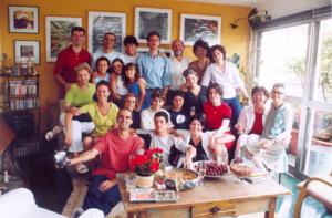 Filhos, noras e netos. Natal em Família. Em pé (da esq. para a dir.): Martin, Gil, Luiz, Otávio, Luiz Henrique, Tereza, Maria, Manuela, Ana e Gabriela.
Sentados acima: Eu, Fabiana, Mônica, Pedro, Daniel, Jennifer, Valentina, Annemieke e Ana Maria. Sentados abaixo: Ernesto, Manuel e Michelle.