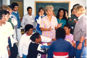 Venho exercendo trabalhos como voluntária em obras sociais há 30 anos. É uma das minhas atividades de paixão. Descrição: Eu e agentes de saúde do posto de saúde da obra 