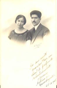 Retrato de Maria Augusta F. dos Santos Nogueira e António Nogueira (pais do depoente) tirado em Portugal.
Inscrição na imagem: