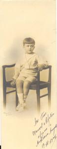 Fotografia de António Augusto aos cinco anos de idade, tirado em Portugal. Inscrição na imagem: 