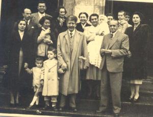 Fotografia da família no batizado de Maria Cláudia (filha de António).