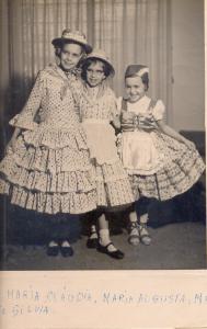 As três filhas de António com trajes típicos de Portugal em uma festa de encerramento escolar. Esq.-dir.: Maria Cláudia, Maria Augusta e Maria Silvia.