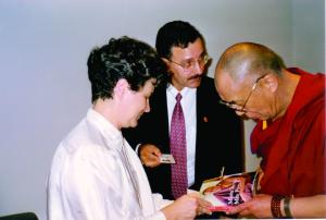 Primeira visita de Dalai Lama ao Brasil. Na foto, Dalai Lama autografa sua autobiografia (Minha Terra e Meu Povo) para Lia.