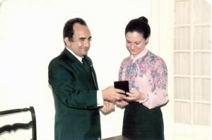 Lia entrega a Lia entrega a medalha da Associação Cultural Internacional Gibran a Mansour Challita, escritor e tradutor libanês que vivia no Brasil desde os anos 50. a Mansour Challita, escritor e tradutor libanês que vivia no Brasil desde os anos 50.