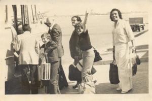 Inés se despede do país natal antes de embarcar para o Brasil, no dia 03 de janeiro de 1976. Está junto ao filho (à sua frente) e marido (à sua dir.).