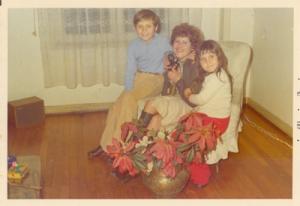 Inés e seus filhos em uma festa na casa de um amigo. Na época seu marido já havia imigrado ao Brasil.