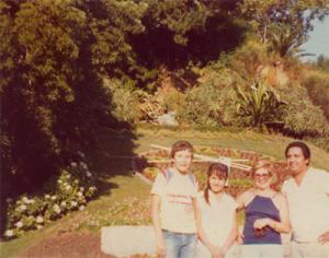 Inés e sua família posam em frente ao famoso Reloj de Flores (Relógio de Flores) de Viña del Mar, onde passaram as férias.