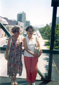 Inés e sua amiga de infância Ana em uma visita ao Chile, na passarela da Avenida Kennedy.