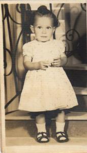 Rosa, com um ano de idade, na escada de casa no bairro Rio Bonito, zona sul de São Paulo