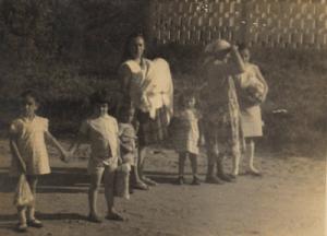 Rosa ao lado dos irmãos, da prima, das tias e da mãe. Esq. Dir: Rosa, Neusa (irmã), João, Maria e Antônio (irmãos), Maria (mãe), Dolores e Luzia (tias)
