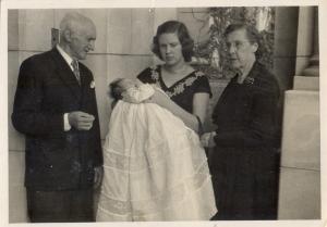 Batizado de Eugenia aos quarenta dias de idade. Ela está no colo de sua mãe, Thereza Godoy Zerbini e nas laterais estão os avós Eugenio e Ernestina Zerbini. A fotografia foi tirada na Igreja dos Dominicanos, em Perdizes, e foi uma homenagem da mãe aos avós paternos italianos. Eugenia recebeu da avó o vestido que usa.