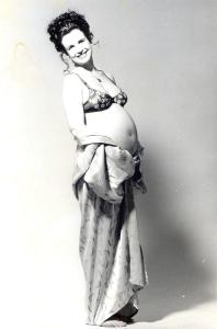 Cinco dias antes de ir à maternidade, Eugenia, no sétimo mês de gravidez e aos quarenta anos, foi fotografada por Heitor Serapião.