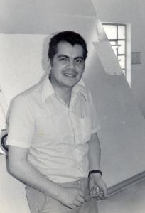 Homem posa para foto.