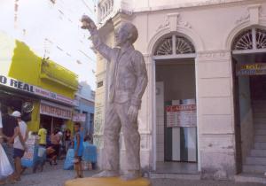Estátua de Solano Trindade, pai de Raquel, localizada no Embu.