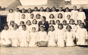 Fotografia do grupo escolar de 2º ano de Íris. É a 3ª menina da esq. p/ dir., na 2ª fileira de cima para baixo.