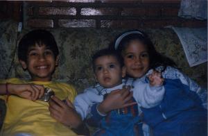 Fotografia dos netos Leonardo, Felipe e Jennifer juntos no sofá, no Dia dos Pais.