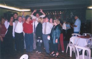 Amigos que participam do Conjunto Folclórico QuinchamaLí posam para foto após uma apresentação na Casa de Portugal, localizada no bairro da Liberdade, em São Paulo. O grupo foi fundado em 1985 e tem a missão de divulgar a cultura chilena através de músicas e danças folclóricas.