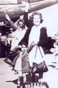 Rosa e sua filha caçula Soledad no aeroporto de Santiago. Embarcaram para São Paulo no dia 30 de outubro de 1976, em um avião da Varig.