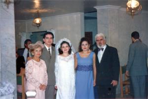 A primeira filha de Rosa que casou foi Vanessa, a primogênita. Rosa fez quase todos os vestidos da festa. Esq.-Dir.: Rosa, Paulo (genro), Vanessa (filha), Soledad (filha), Rubem (marido).