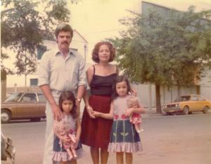 Rosa, marido e filhas na Av. Prof. Celestino Bourroul, no bairro do Limão, em São Paulo. A fotografia foi tirada poucos meses após chegarem ao Brasil, na primeira rua onde moraram.