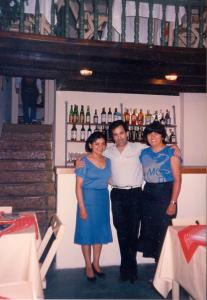 No restaurante onde trabalhava, Asunta posa ao lado de Joaquim, cozinheiro português, e Gabriela, sua colega chilena.