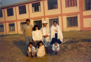 Família de Asunta posa em frente ao colégio de seus sobrinhos. Esq.-Dir.: Santiago (irmão), Nancy (irmã), Juana (mãe), Carmen (cunhada), José, Estela e Ruben (sobrinhos).