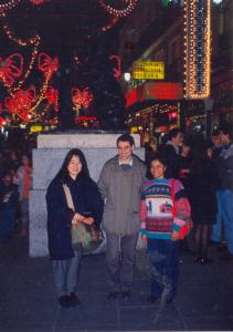 Asunta em sua primeira viagem a Madri, junto a sua amiga japonesa e seu amigo suíço.