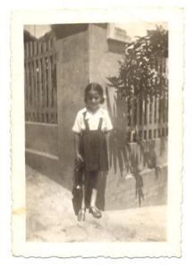 Thereza no quintal da casa onde morava, aos sete anos. Seria o seu primeiro dia de aula.