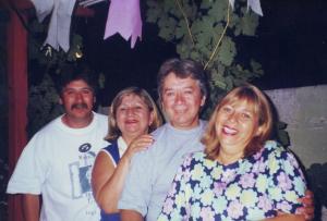 Faziam muitos anos que os irmãos não se encontravam. Virada do ano 1999/2000. A mãe morreu 25 dias depois. Foi a ultima vez que a mãe viu todos os filhos reunidos e, neste momento, estavam na casa do irmão Oscar.