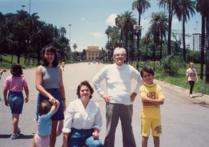 Maria Cristina em passeio no museu do Ipiranga com a família. Esq. Dir: Maria Cristina, Paula (filha), Marta (mãe), Carlos (pai) e Cristian (filho)