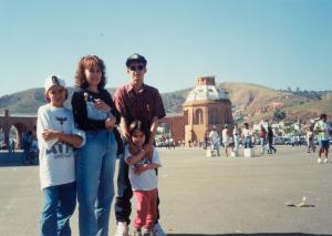 Cristian (filho), Maria Cristina, Ednei (amigo) e Paula (filha) em viagem a Aparecida do Norte. Maria Cristina segura uma Nossa Senhora na cidade da padroeira do Brasil