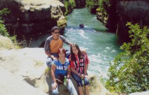 Tomás (pai de Paula), Maria Cristina e Paula (filha) em viagem ao Chile. Maria e Paula com camisetas de futebol, do Brasil e do São Paulo, respectivamente.
