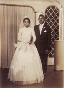 Pose para foto de casamento em dezembro de 1959 (Esq. Dir.) Maria Aparecida da Silva Francisco e Antenor Francisco