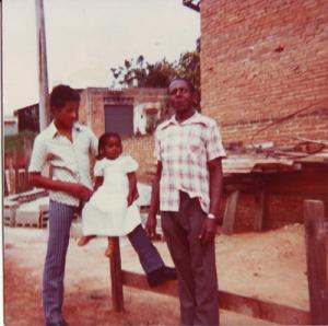 Família no quintal de casa. (Esq. Dir.) Agostinho Francisco, Eliana Aparecida Francisco e Antenor Francisco